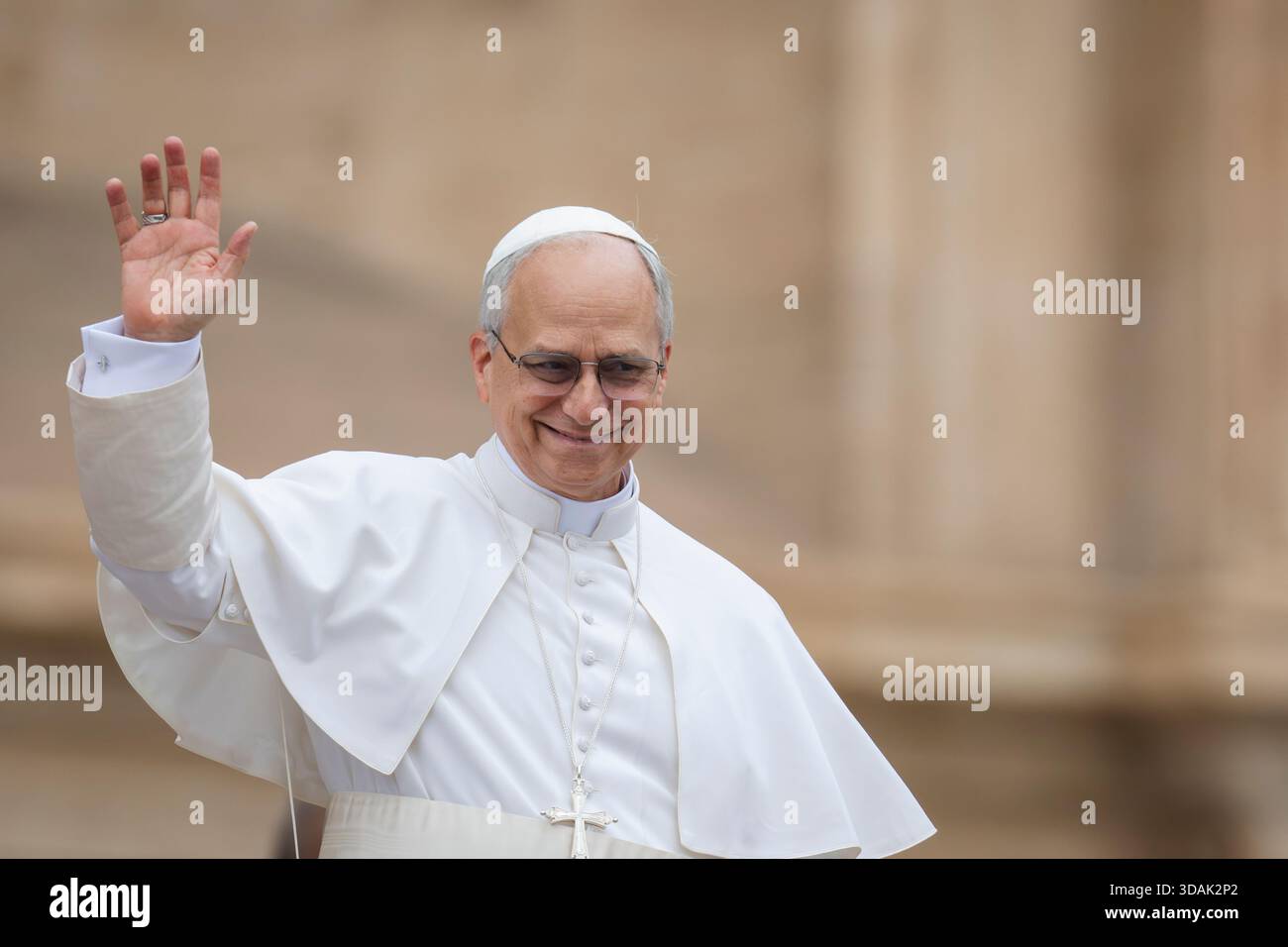 Papst Leo XIV. Winkt der Menge während der wöchentlichen Generalaudienz am 21. Mai 2025 auf dem Petersplatz im Vatikan zu. Stockfoto