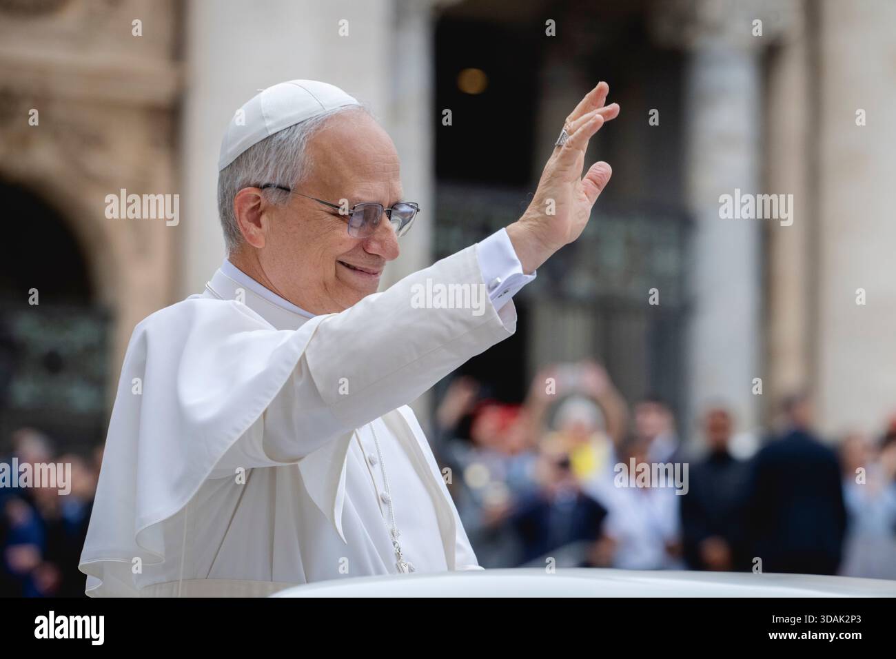 Papst Leo XIV. Winkt der Menge während der wöchentlichen Generalaudienz am 21. Mai 2025 auf dem Petersplatz im Vatikan zu. Stockfoto