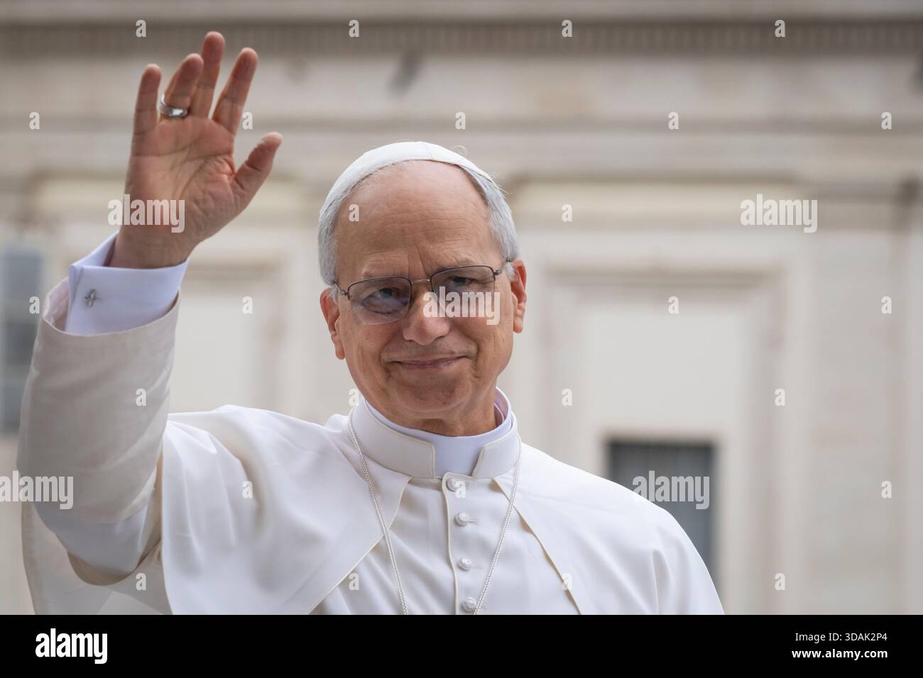 Papst Leo XIV. Winkt der Menge während der wöchentlichen Generalaudienz am 21. Mai 2025 auf dem Petersplatz im Vatikan zu. Stockfoto