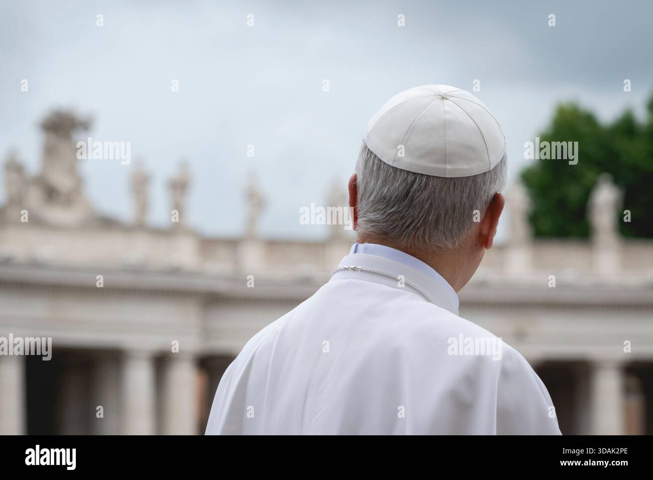 Papst Leo XIV. Winkt der Menge während der wöchentlichen Generalaudienz am 21. Mai 2025 auf dem Petersplatz im Vatikan zu. Stockfoto