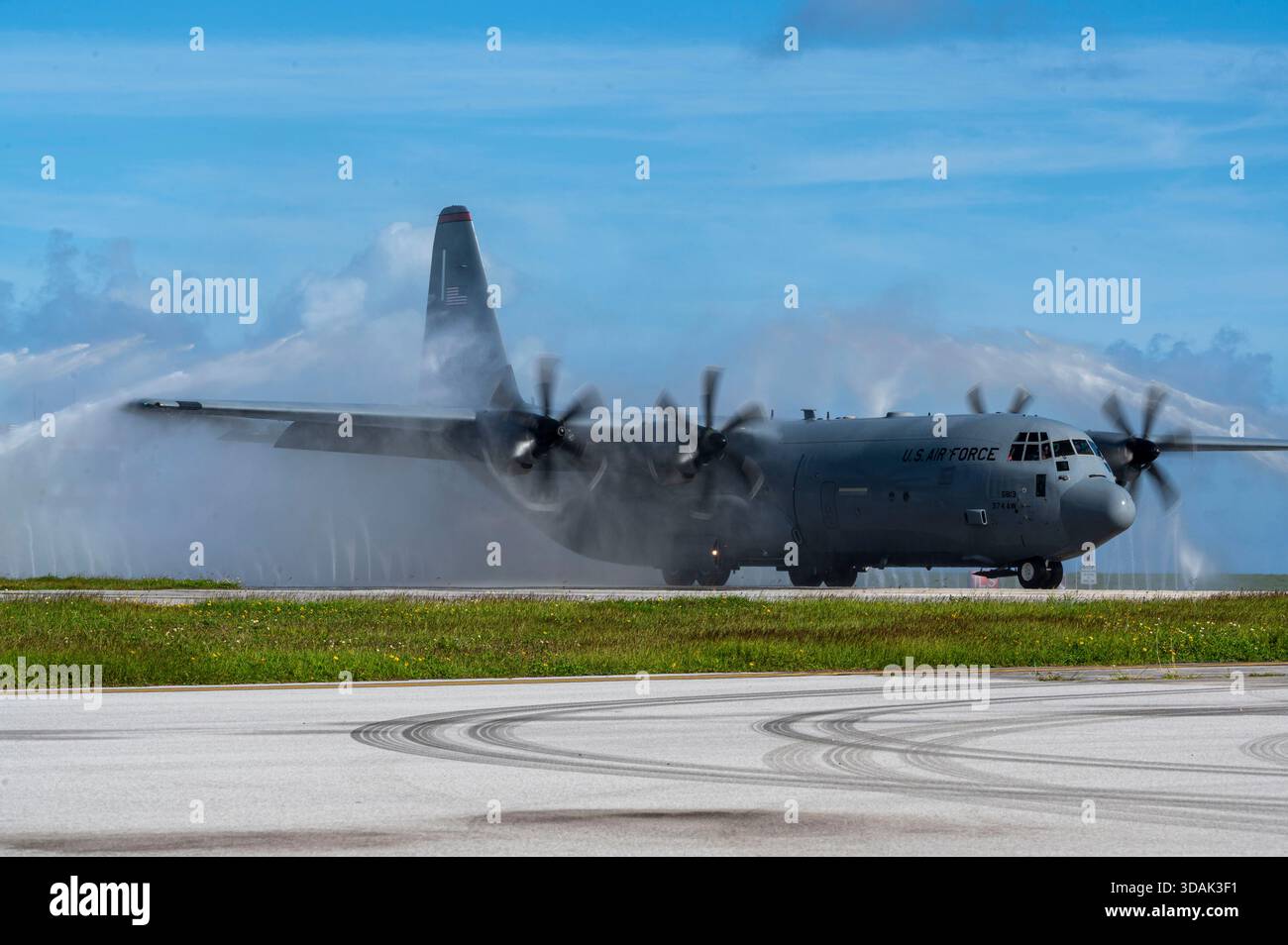 Ein C-130J Super Hercules der US Air Force, der dem 374. Air Expeditionary Wing auf der Yokota Air Base in Japan zugeteilt wurde, fährt danach durch eine Vogelbadestation Stockfoto