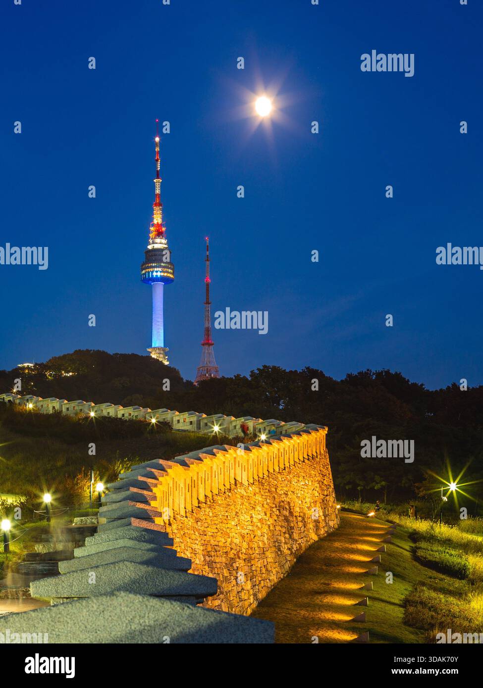 Nächtlicher Blick auf den Namsan Seoul Tower in Seoul, Südkorea Stockfoto