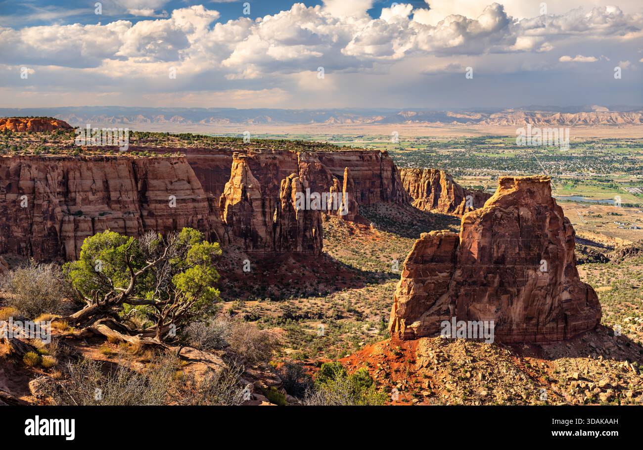 Malerischer Blick auf das Independence Monument vom Grand View Overlook im Colorado National Monument. Das Grand Valley und die Book Cliffs sind in d zu sehen Stockfoto