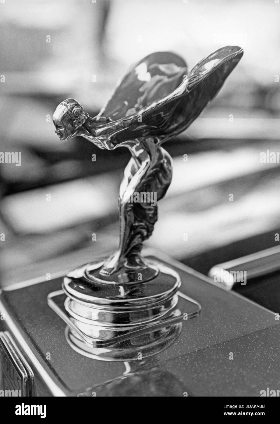 Nahaufnahme des Rolls Royce Heizkörpermaskottchens Spirit of Ecstasy, auch bekannt als Emily, entworfen von Charles Sykes. [Automatisierte Übersetzung] Stockfoto