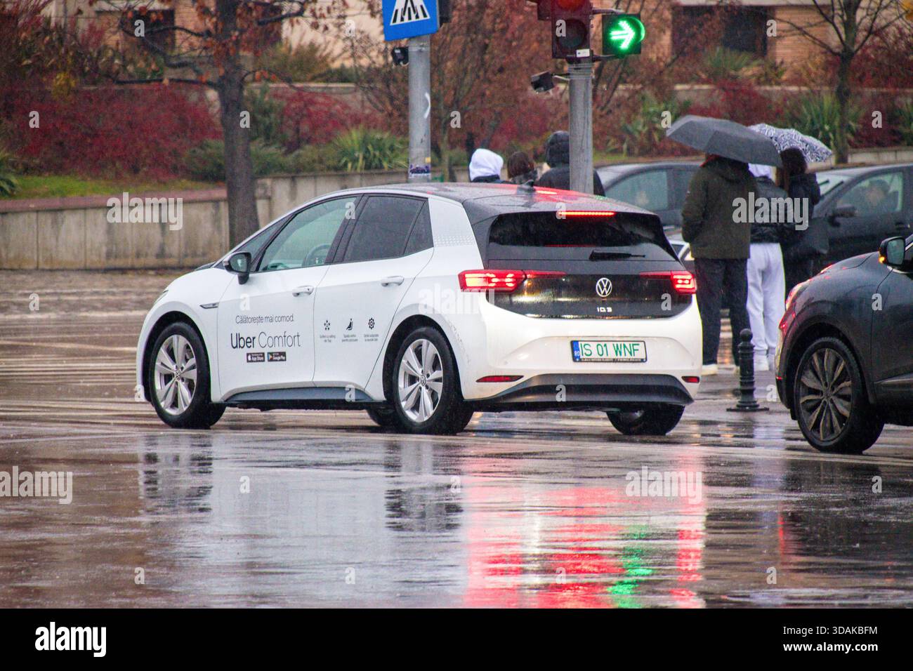 Auto mit dem Uber-Logo im Verkehr auf einer Straße in Iasi an einem regnerischen Tag. Stockfoto
