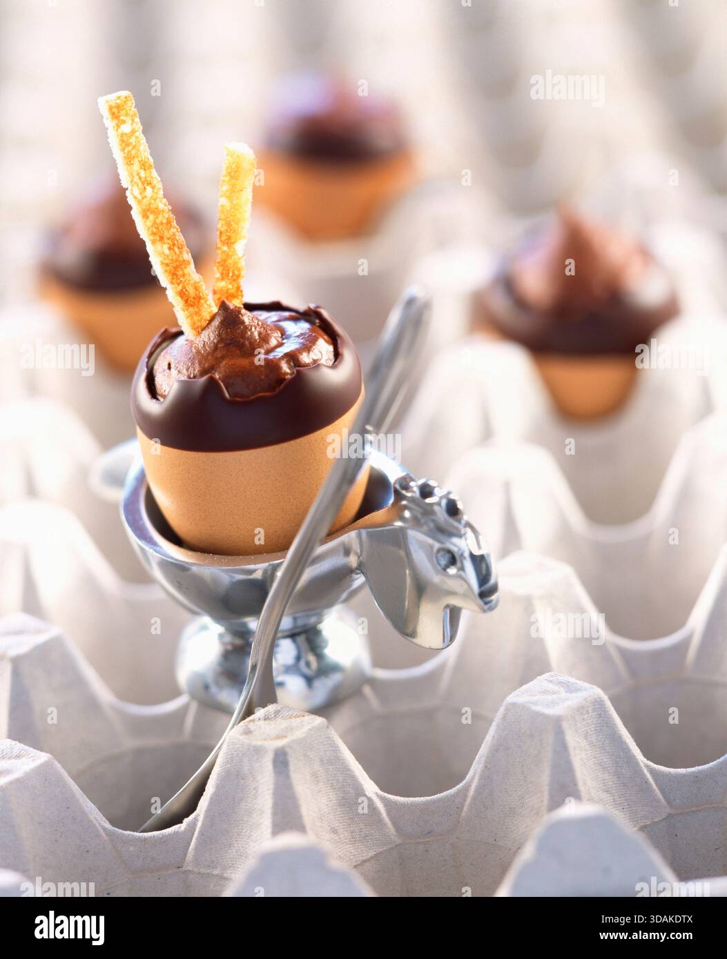 Gekochte Schokoladeneier zu Ostern Stockfoto