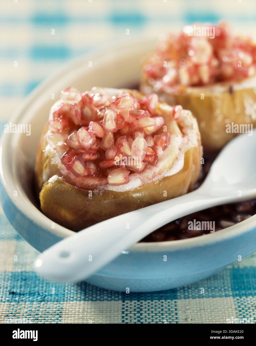 Kartoffeln gefüllt mit Granatapfelsamen Stockfoto