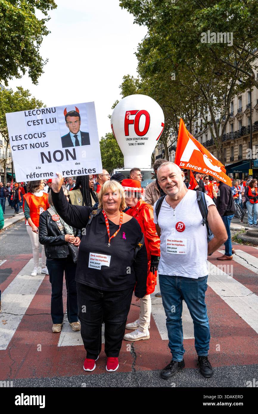 Demonstration gegen die Regierung in Paris, Frankreich, 10.02.2025. Poster gegen Rentenreform Stockfoto