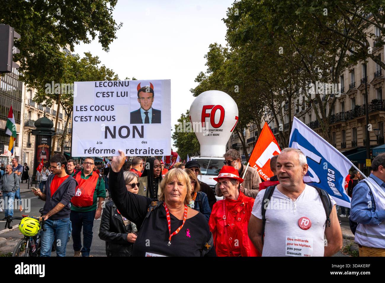 Demonstration gegen die Regierung in Paris, Frankreich, 10.02.2025. Poster gegen Rentenreform Stockfoto