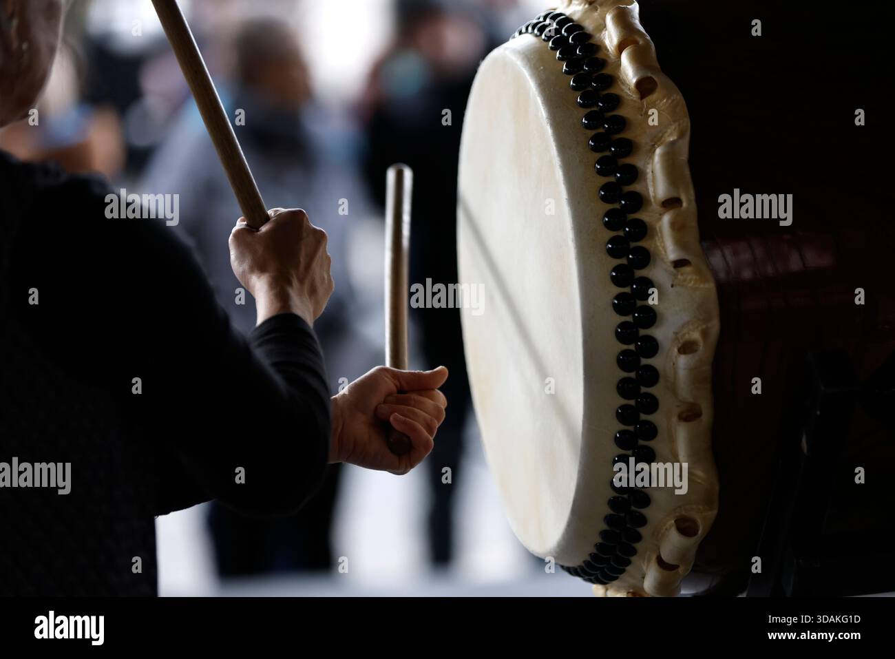 Taiko Leistung. Taiko sind japanische Trommeln, die bei traditionellen Zeremonien oder Festivals oder Matsuri verwendet werden. Frankreich. Stockfoto
