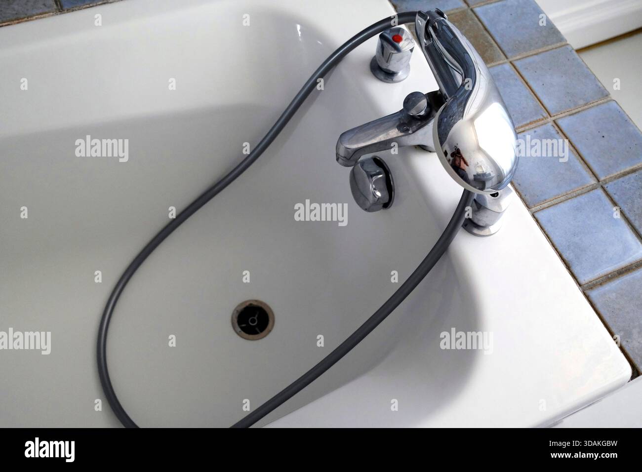 Vintage-Badewanne im Badezimmer. Frankreich. Stockfoto
