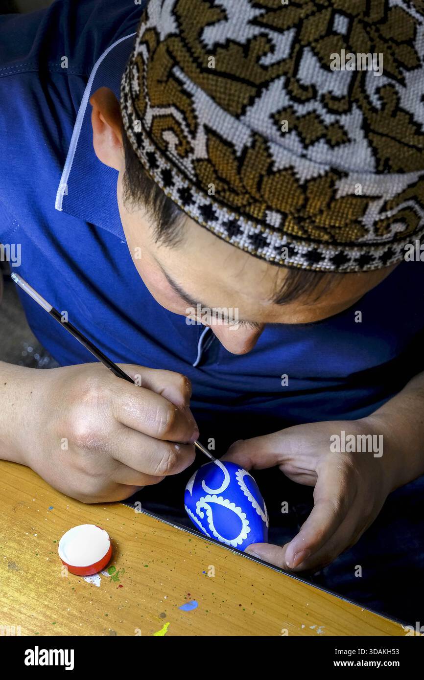 Ein Handwerker, der ein Ei in Samarkand, Usbekistan, malte Stockfoto