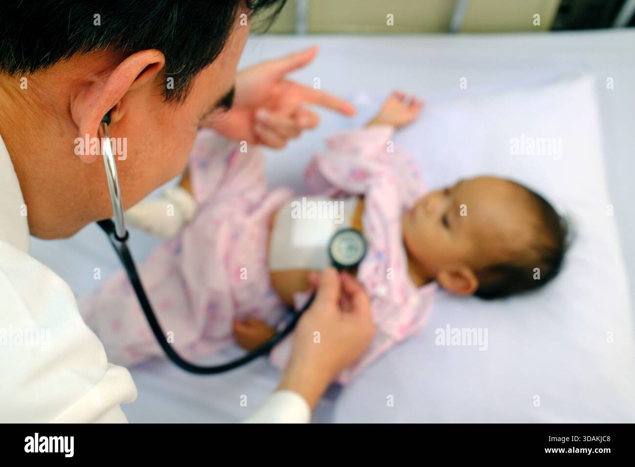 Das TAM Duc Hospital behandelt arme Kinder mit Herzfehlern. Die Operationen werden von der Chain of Hope finanziert. Ärztliche Beratung. Ho-Chi-Minh-Stadt. Vietnam. Stockfoto