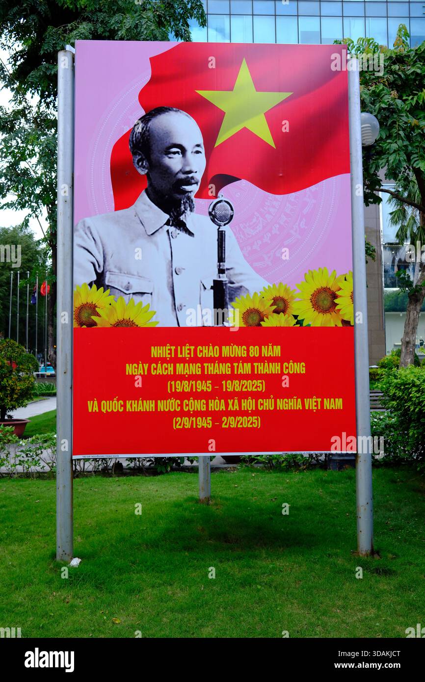 Kommunistisches Poster mit Präsident Ho Chi Minh und der vietnamesischen Flagge. Ho-Chi-Minh-Stadt. Vietnam. Stockfoto