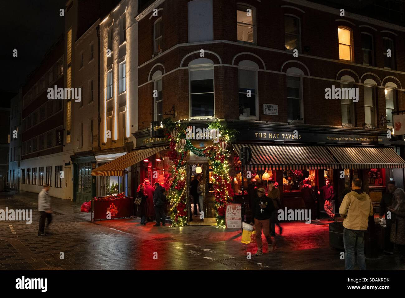 London Life, The hat Tavern, ein traditioneller Londoner Pub in Soho. Ein geschäftiger Winterabend in London, Dezember 2025 Stockfoto