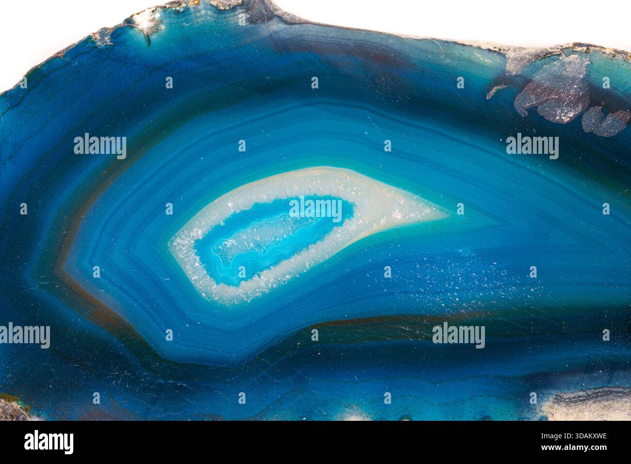 Blauer Achatstein mit geschichteten Bändern und kristallinem Zentrum. Stockfoto