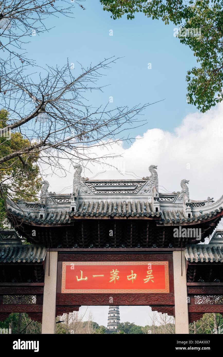 Suzhou, China - 16. März 2025: Tor der Tigerhügel-Pagode Stockfoto