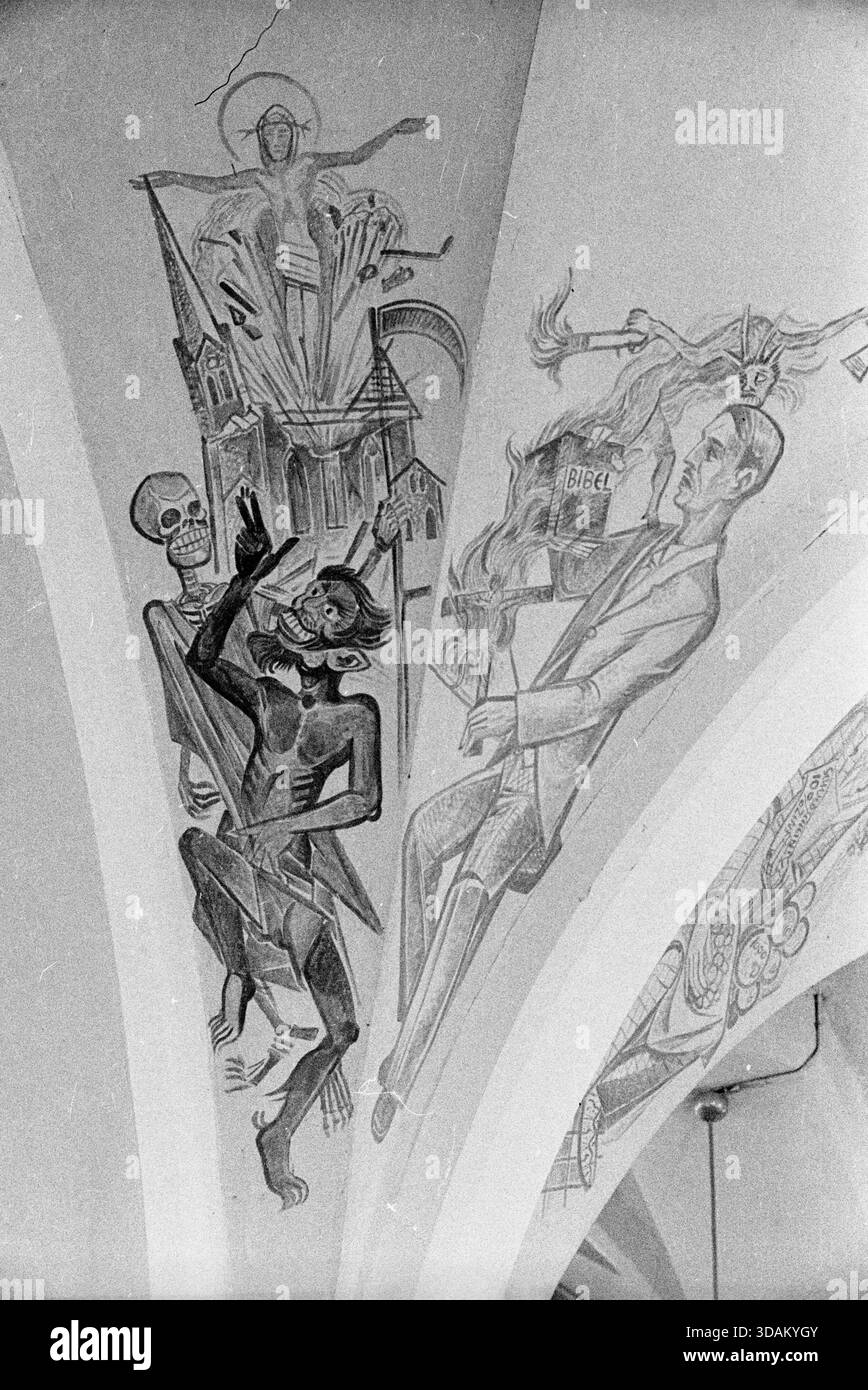 Gemälde in der Sistig-Kirche: Zwischen 1941 und 1948 malte der Künstler Ernst Jansen-Winkeln das Gewölbe und die Seitenschiffe im expressionistischen Stil. Hier ist Adolf Hitler, der Kreuz und Bibel verbrennt und vom Teufel angefeuert wird. Daneben befindet sich eine Darstellung des Krieges. [Automatisierte Übersetzung] Stockfoto