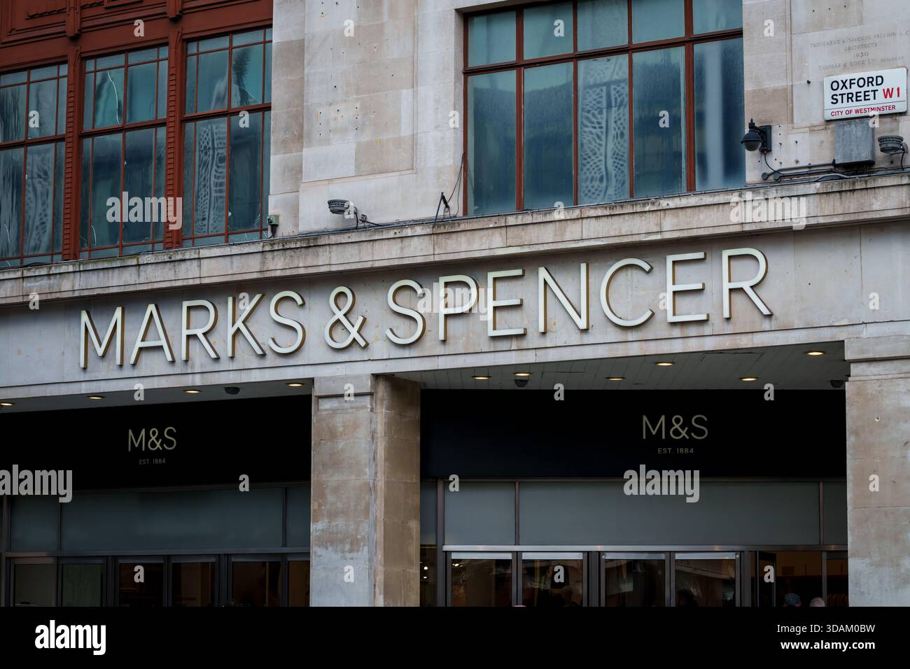 LONDON, GROSSBRITANNIEN. Februar 2025. Marks und Spencer Logo im Geschäft. Marks and Spencer ist ein großer britischer multinationaler Einzelhändler mit Sitz in London Stockfoto