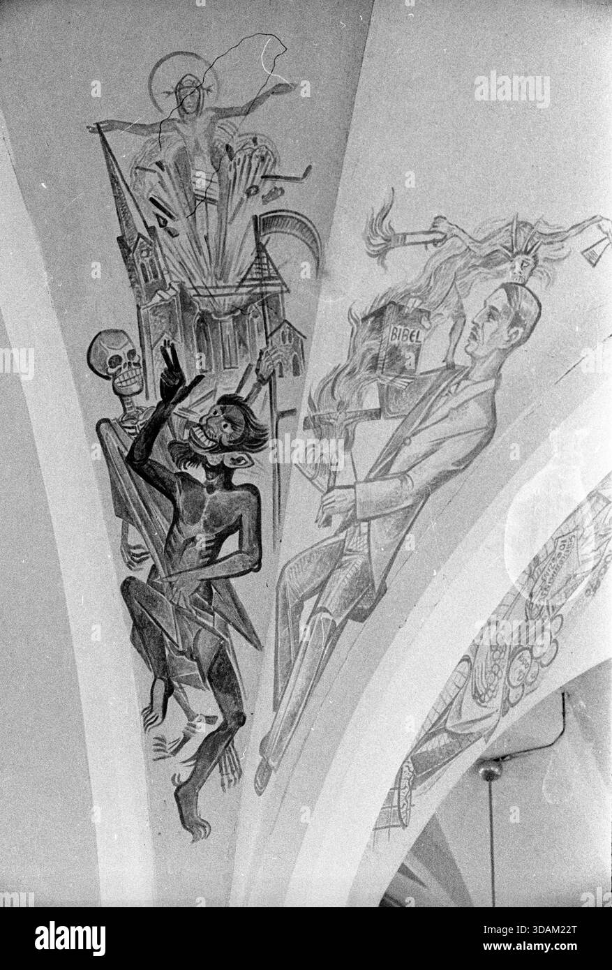 Gemälde in der Sistig-Kirche: Zwischen 1941 und 1948 malte der Künstler Ernst Jansen-Winkeln das Gewölbe und die Seitenschiffe im expressionistischen Stil. Hier ist Adolf Hitler, der Kreuz und Bibel verbrennt und vom Teufel angefeuert wird. Daneben befindet sich eine Darstellung des Krieges. [Automatisierte Übersetzung] Stockfoto