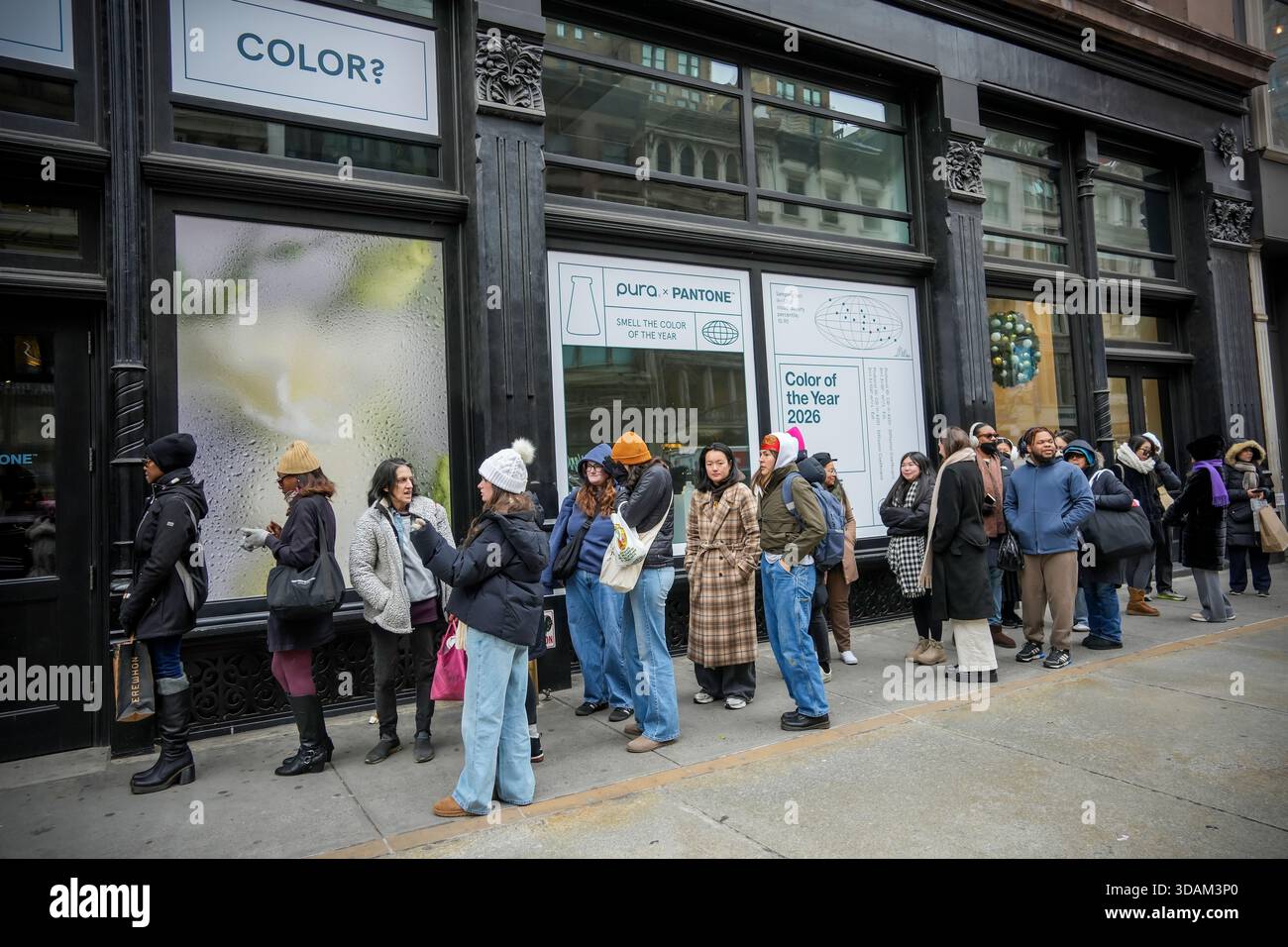 Begeisterte Verbraucher trotzen der Kälte, um online zu warten, um am Freitag, den 5. Dezember 2025, im Flatiron District in New York das Pop-up für die Zusammenarbeit mit Pura X Pantone zu besuchen. PANTONE veröffentlichte seine Farbe des Jahres für 2026, Cloud Dancer. Pura macht Düfte und Diffusoren für Ihr Zuhause und Auto, einschließlich eines thematischen Cloud Dancer Dufts. (© Richard B. Levine) Stockfoto