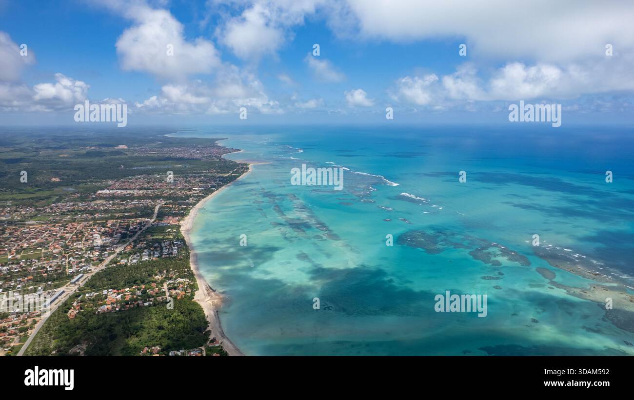Maragogi, Alagoas, Brasilien. Luftbild von Maragogis Strand und Meer mit klarem Wasser, das viele brasilianische und internationale Besucher anzieht. Stockfoto