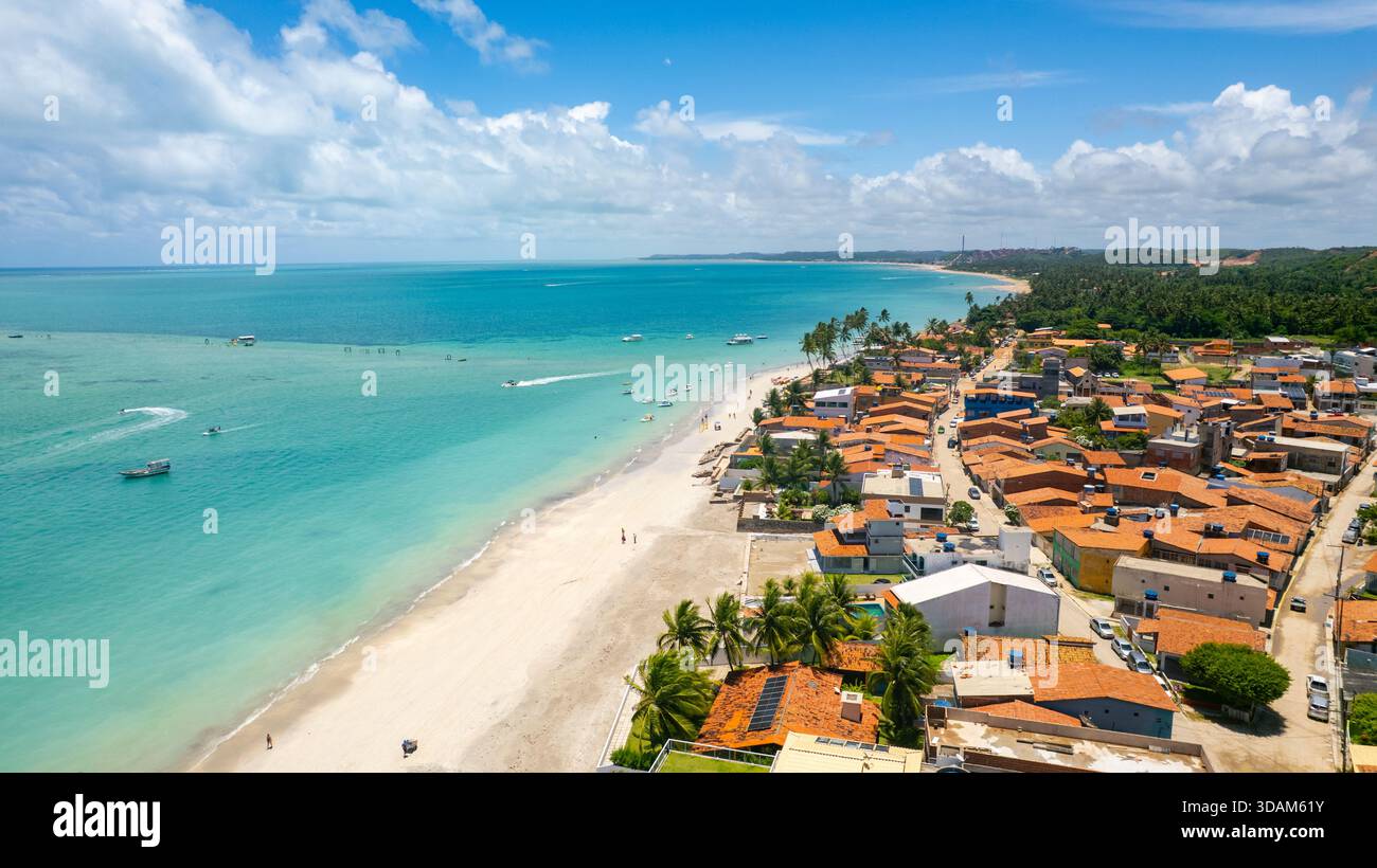 Maragogi, Alagoas, Brasilien. Luftbild von Maragogis Strand und Meer mit klarem Wasser, das viele brasilianische und internationale Besucher anzieht. Stockfoto