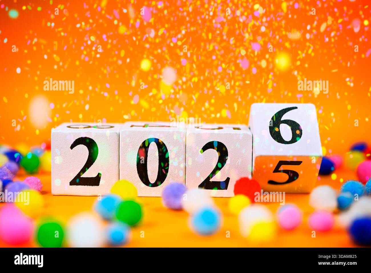 Das Jahr 2025 auf Würfeln wird in 2026 geändert, symbolisches Foto der Jahreswende, Fotomontage Stockfoto