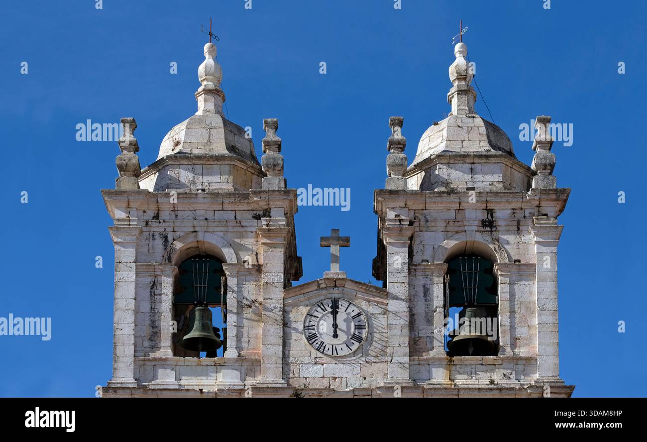 Mittag auf der Kirchuhr von Nossa Senhora da Nazaré in Nazaré, Portugal Stockfoto