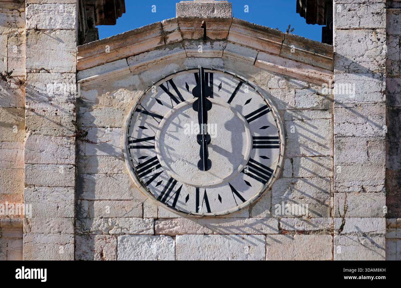 Mittag auf der Kirchuhr von Nossa Senhora da Nazaré in Nazaré, Portugal Stockfoto