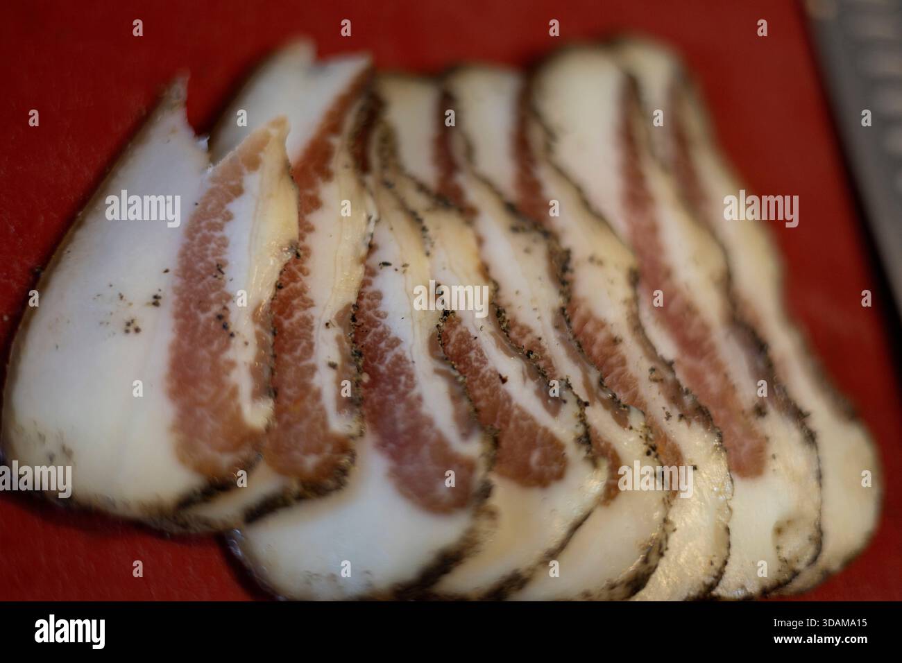Schweinebacken in Scheiben mit Pfeffer, einer klassischen italienischen Wurstzutat Stockfoto