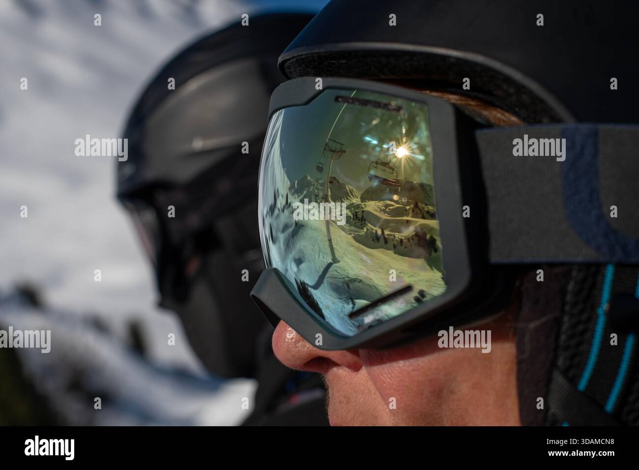 Nahaufnahme von Ski, Skibrille und Skier a Gondel Frankreich Stockfoto