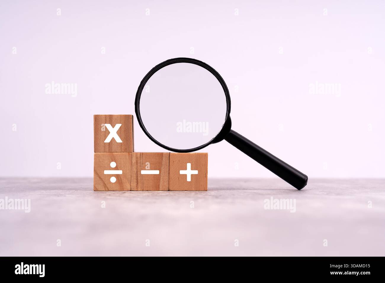 Vergrößerungsglas und mathematische Symbole Bildungskonzept Stockfoto