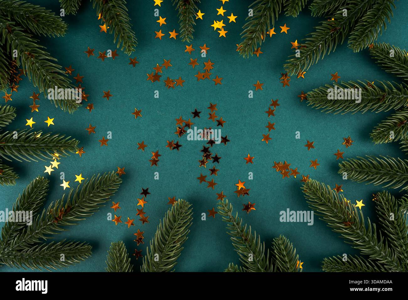 Kiefernnadeln und goldener sternförmiger Weihnachtshintergrund mit Kopierraum Stockfoto
