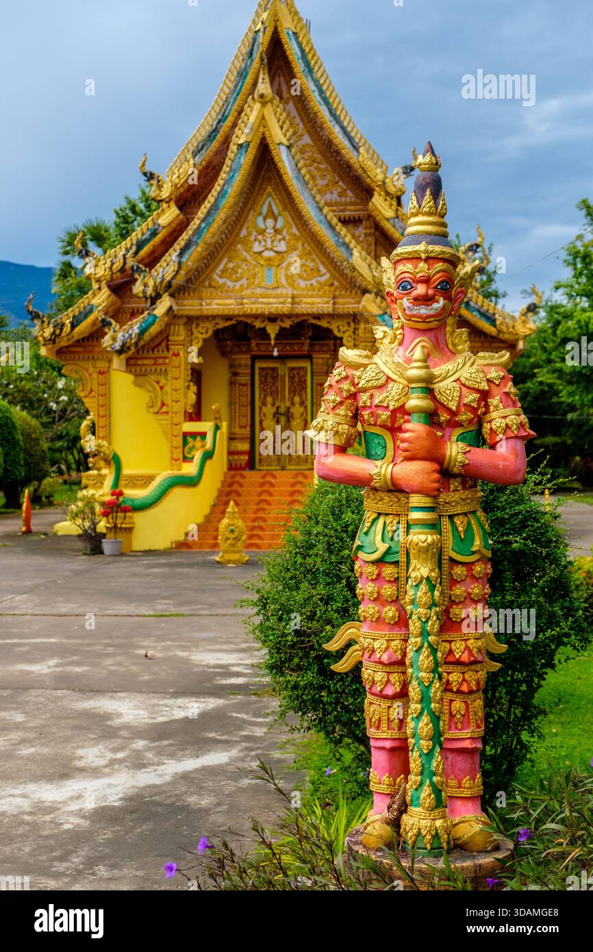 Buddhistische Statuen in einem Tempel in Laos, Südostasien Stockfoto