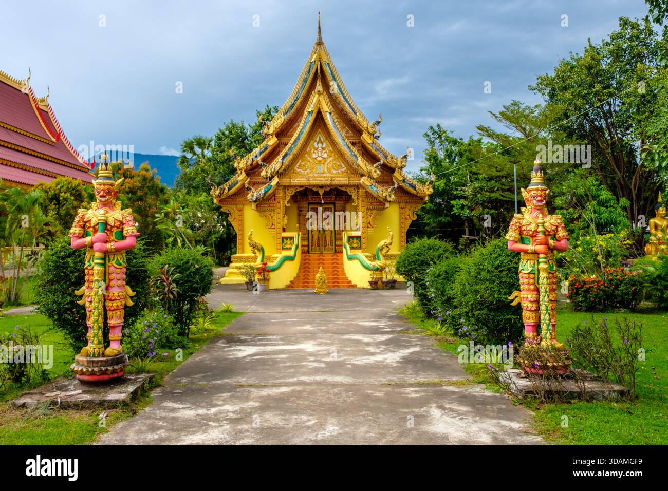 Buddhistische Statuen in einem Tempel in Laos, Südostasien Stockfoto