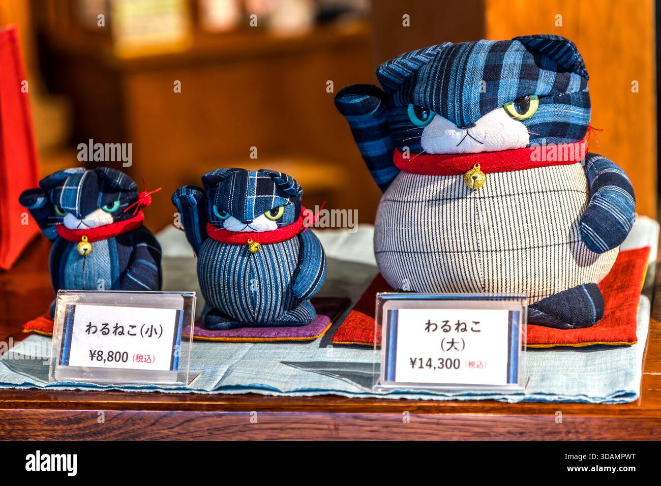 Drei Stoffkatzen, genannt Waruneko, sind in einem Laden in Oharai-machi, Ise, Präfektur Mie, Japan, zum Verkauf. Während der Edo-Zeit (1603–1868) entwickelte sich die Straße zu einer Versorgungsstadt für Pilger, die zum Ise-Schrein reisten. Stockfoto