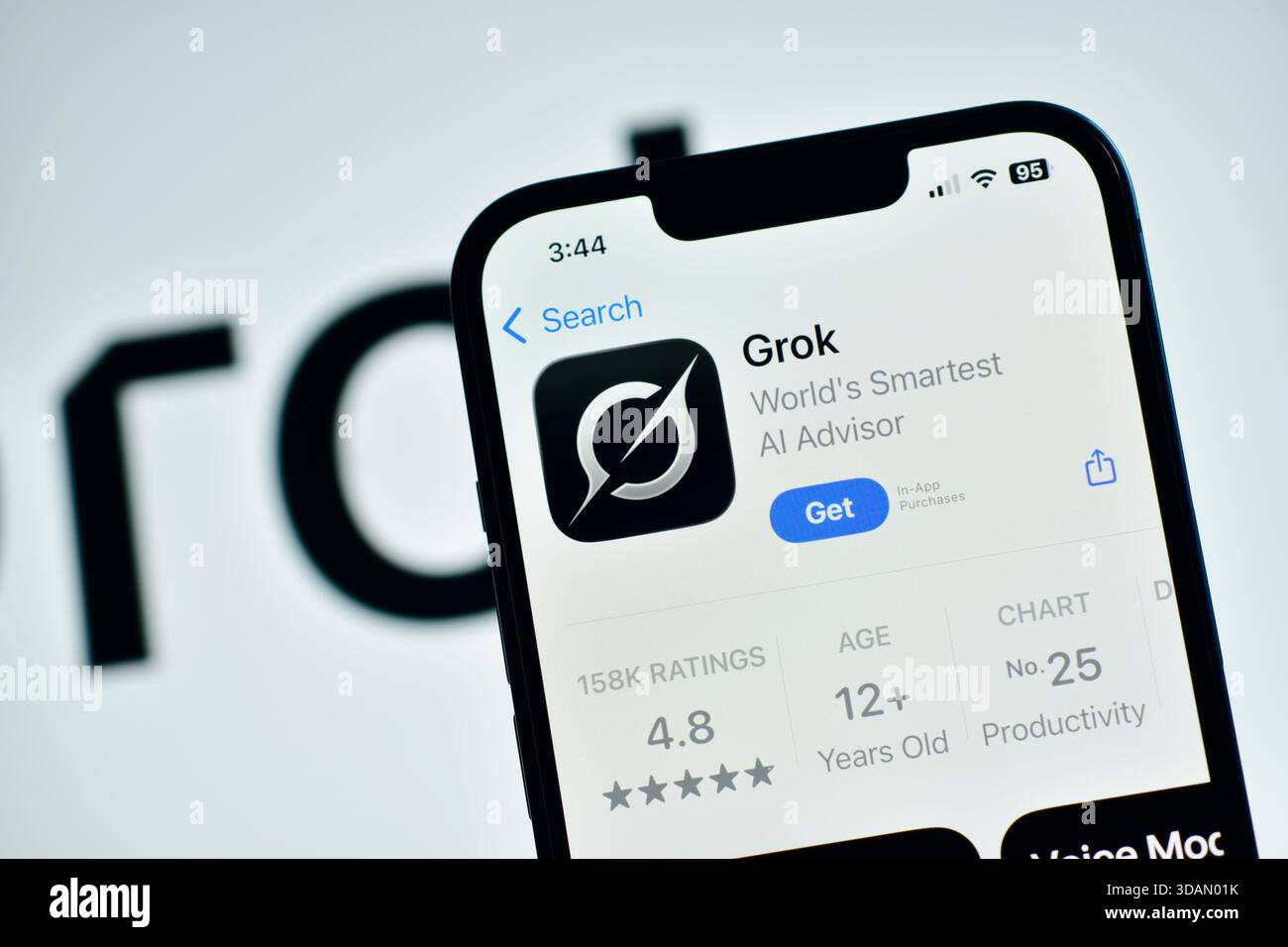 Neu Delhi, Indien 11 Jägerjahre 2026:- Nahaufnahme der grok Ai Anwendung auf Smartphone-Bildschirm mit verschwommenem Logo im Hintergrund Stockfoto