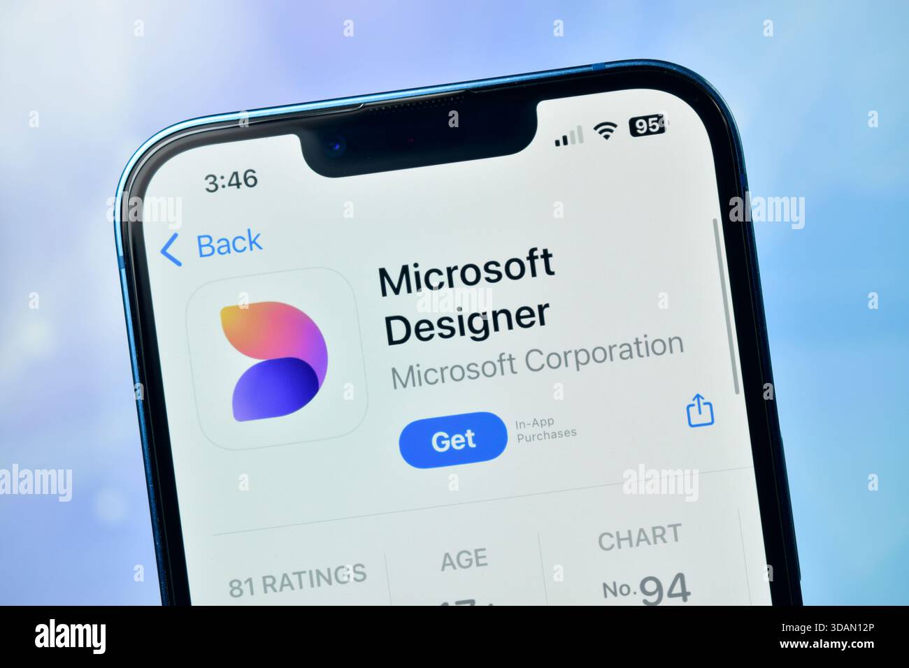 New Delhi, Indien 11. Jägerjahre 2026:- die Seite zum Herunterladen der microsoft Designer-App wird auf einem modernen Smartphone-Bildschirm mit einem sanften blauen Hintergrund angezeigt Stockfoto
