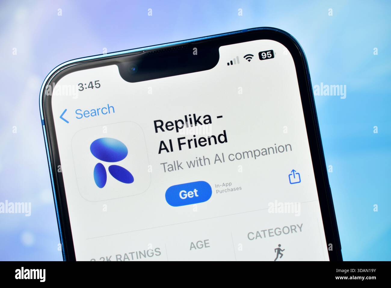 Neu Delhi, Indien 11. Jäunary 2026:- Nahaufnahme des iphone-Bildschirms mit der replika Ai Friend App-Download-Seite in einem App-Store Stockfoto