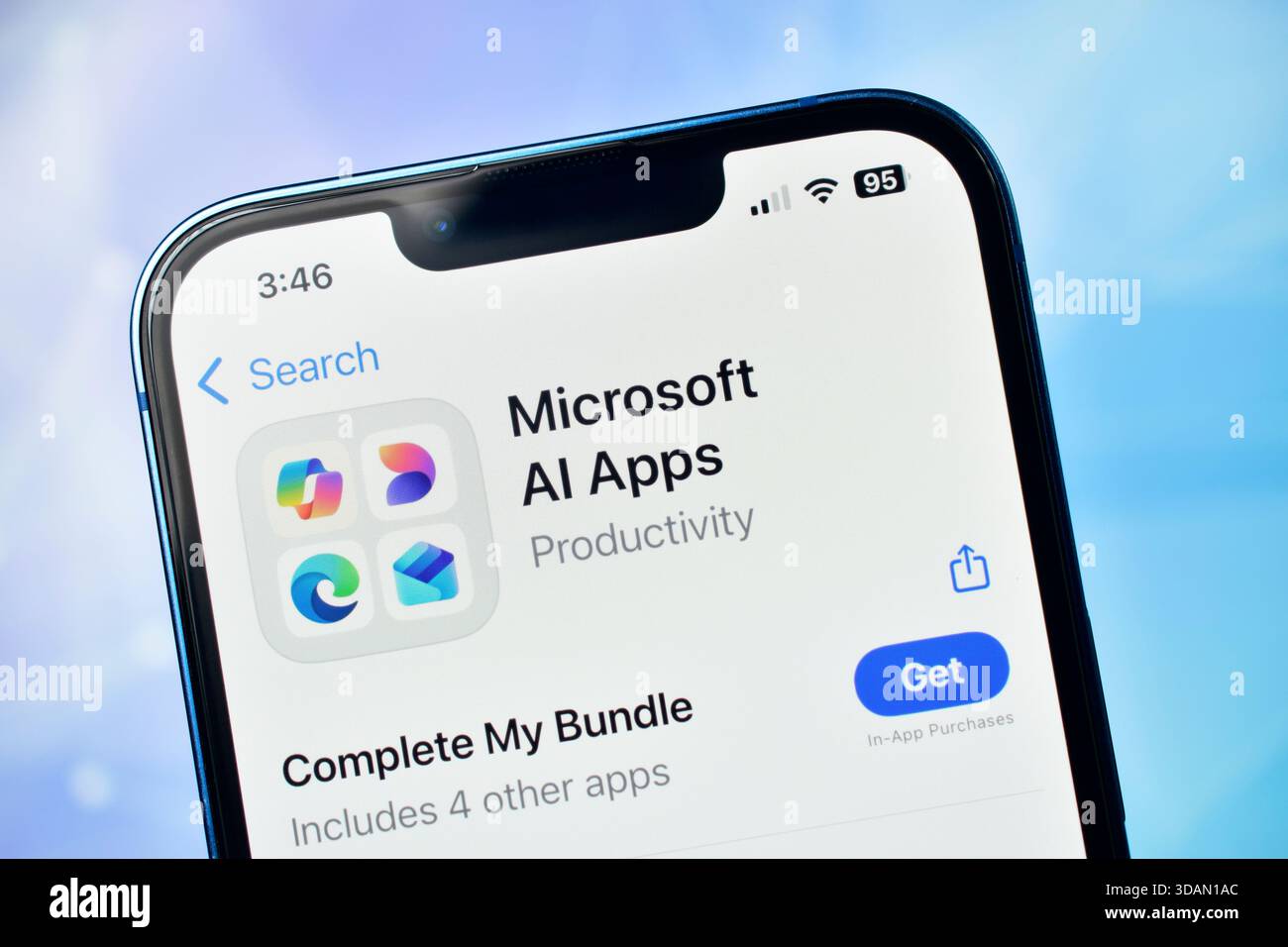 Neu Delhi, Indien 11 Jägerjahre 2026:- Nahaufnahme des Download-Bildschirms von microsoft Ai Apps auf einem iphone mit einem unscharfen blauen Himmel Hintergrund Stockfoto