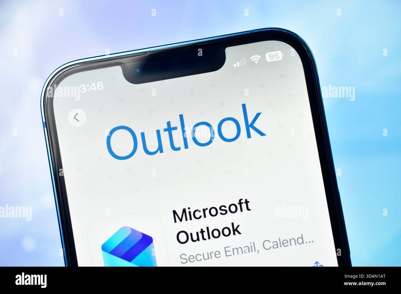 New Delhi, Indien 11 Jägerjahre 2026: Nahaufnahme des Symbols und Namens der microsoft Outlook App auf einem modernen Smartphone-Bildschirm mit einem sanften blauen Hintergrund Stockfoto