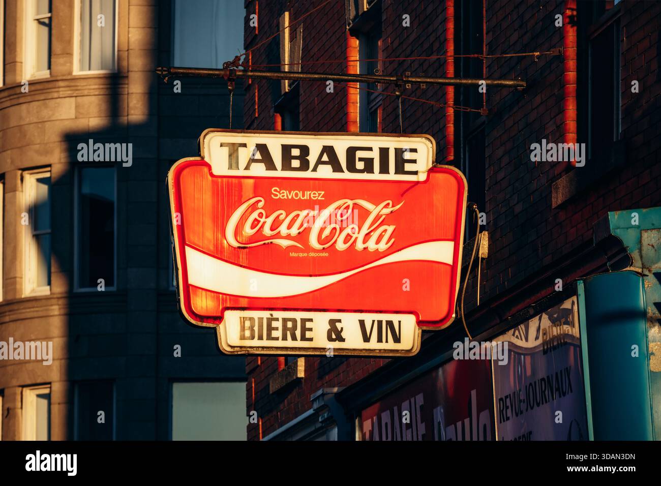 Trois-Rivieres, Kanada - 16. August 2025: Vintage-beleuchtetes Tabagie-Schild mit Coca Cola-Logo und Biere Vin-Text bei spätem Sonnenlicht am Nachmittag Stockfoto