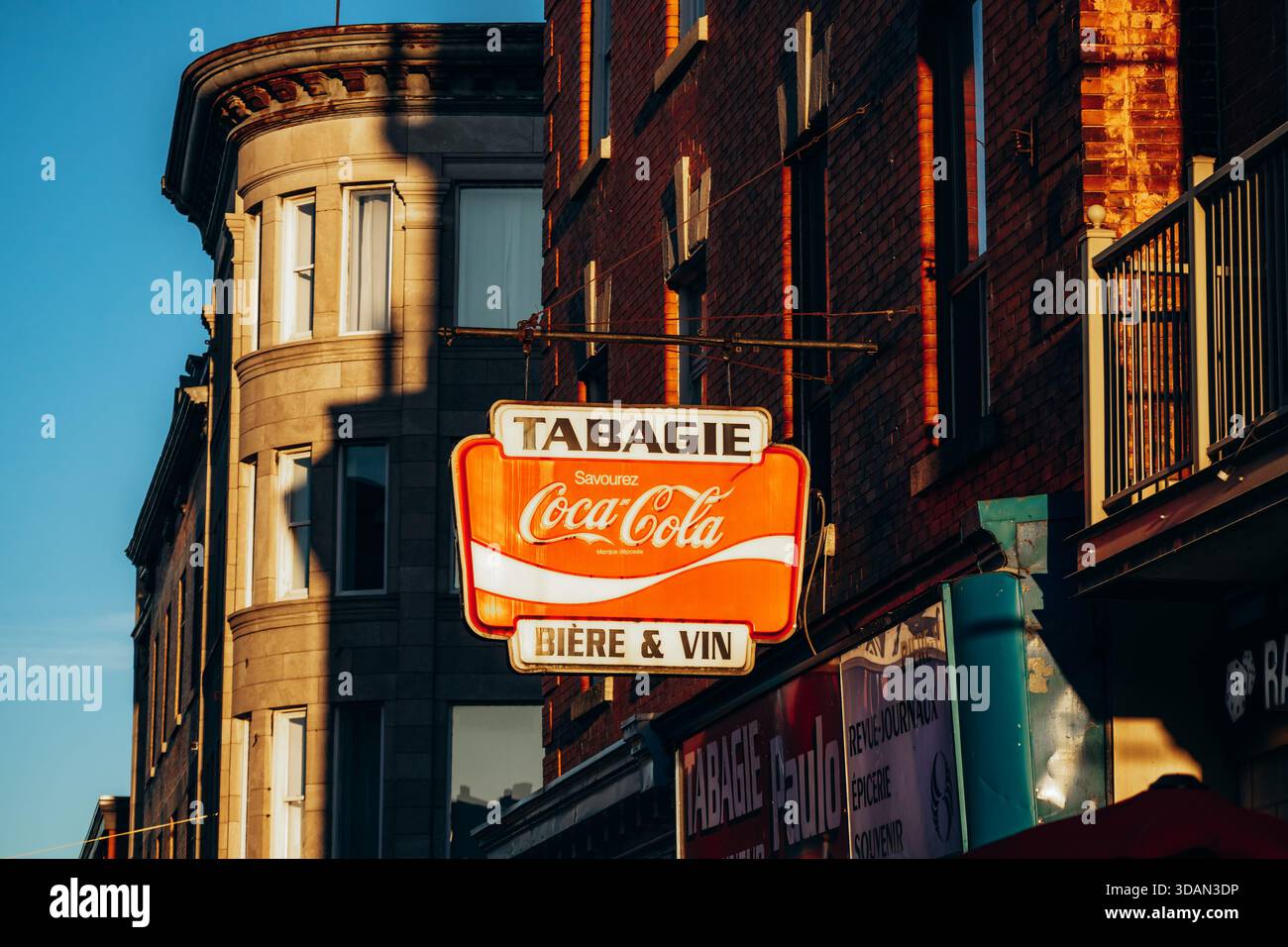 Trois-Rivieres, Kanada - 16. August 2025: Vintage-beleuchtetes Tabagie-Schild mit Coca Cola-Logo und Biere Vin-Text bei spätem Sonnenlicht am Nachmittag Stockfoto