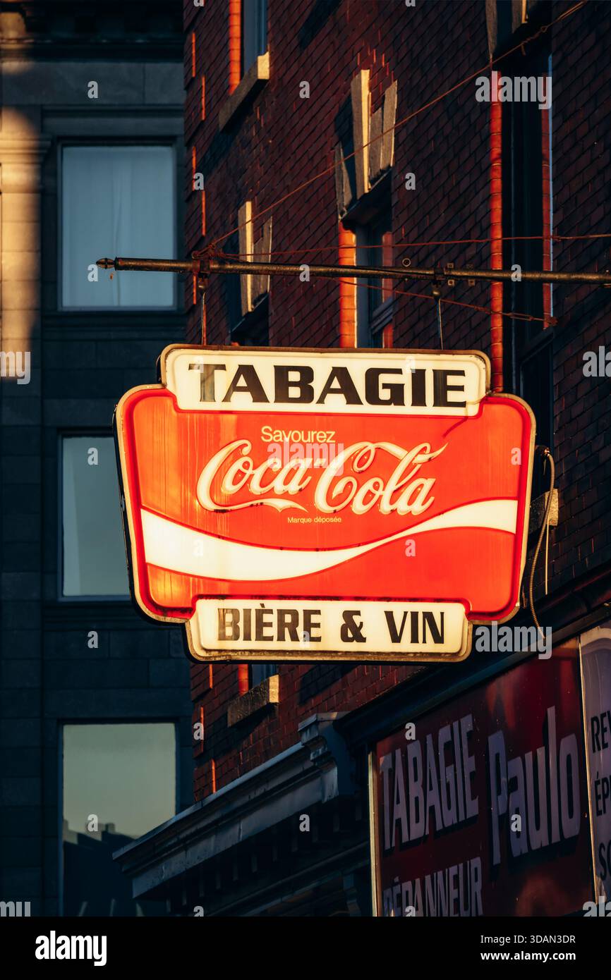 Trois-Rivieres, Kanada - 16. August 2025: Vintage-beleuchtetes Tabagie-Schild mit Coca Cola-Logo und Biere Vin-Text bei spätem Sonnenlicht am Nachmittag Stockfoto
