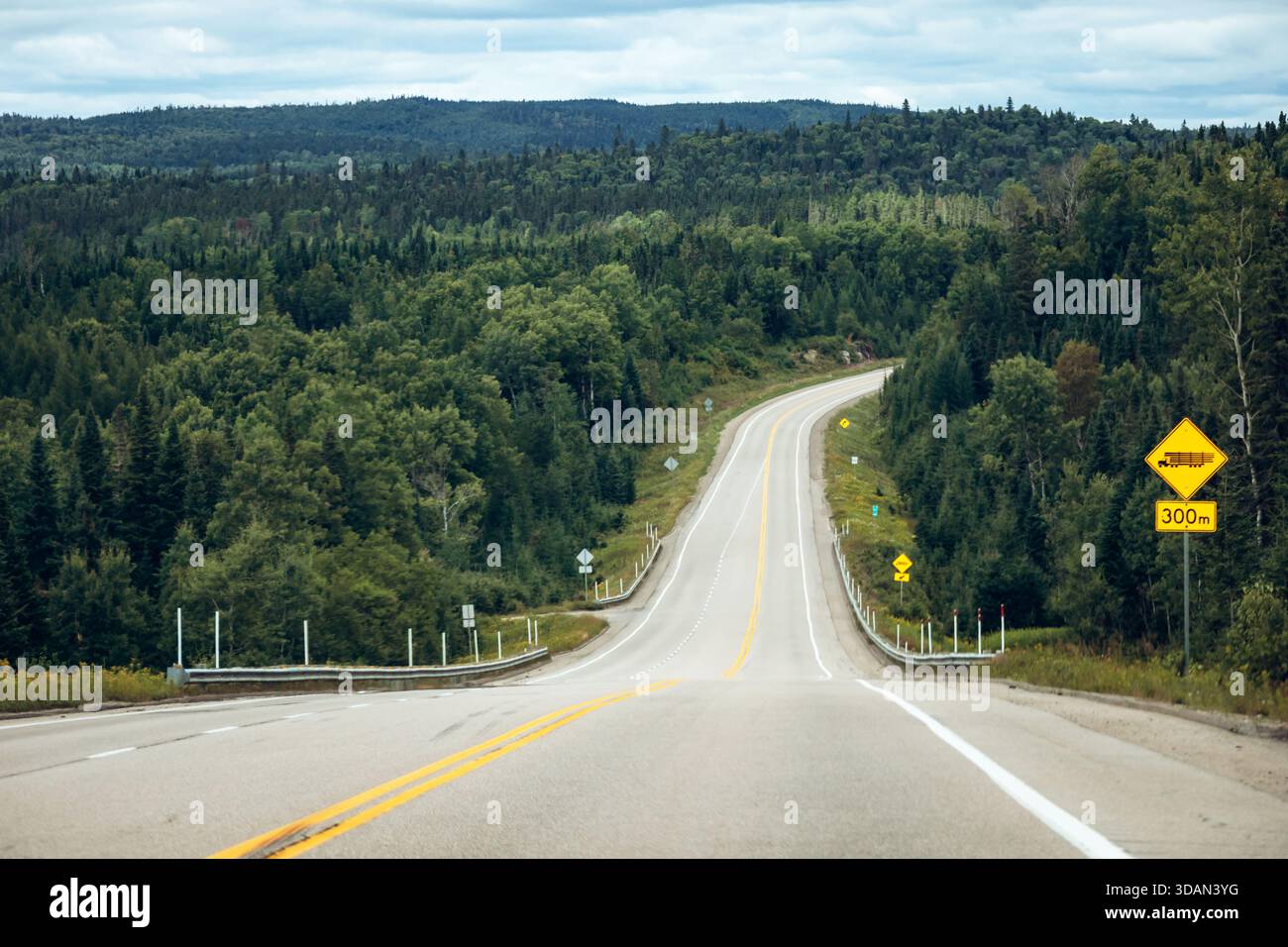 Landschaftlich reizvolle Autobahn durch dichten grünen Wald in der Nähe von La Tuque, Quebec Stockfoto