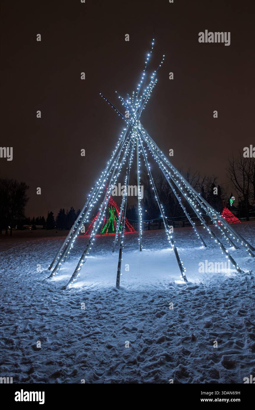 Weihnachtsbeleuchtung im Freien mit einem natürlichen Dorf und Tipi im Festival of Lights, Confederation Park, Calgary, Alberta Canada Stockfoto