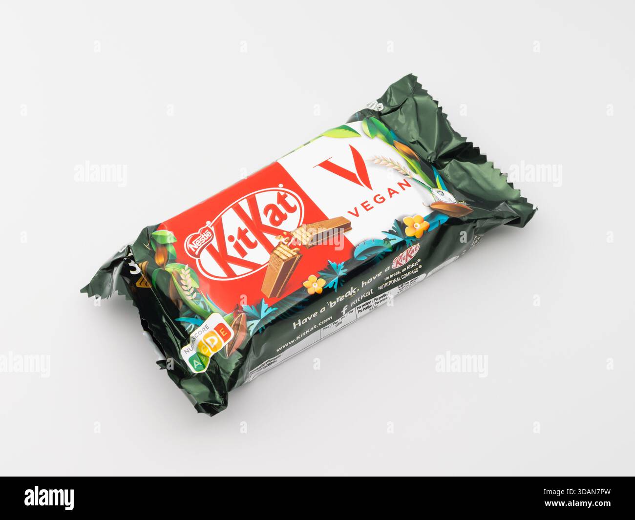 KitKat vegane Verpackung auf weißem Hintergrund. Schokoladenwaferriegel der Firma Nestle. Süßwaren ohne tierische Zutaten. Stockfoto