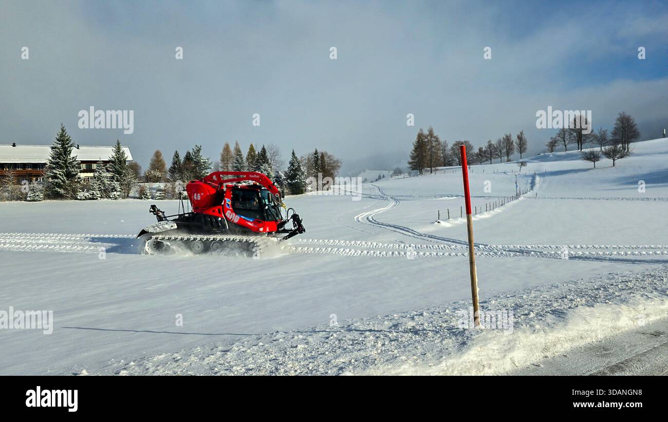 Steibis, Oberstaufen, Bayern, Deutschland - 22. November. 2025. Ein Blick auf die Skipistenmaschine Pistenbully Imbergbahn in der Winterlandschaft. Stockfoto