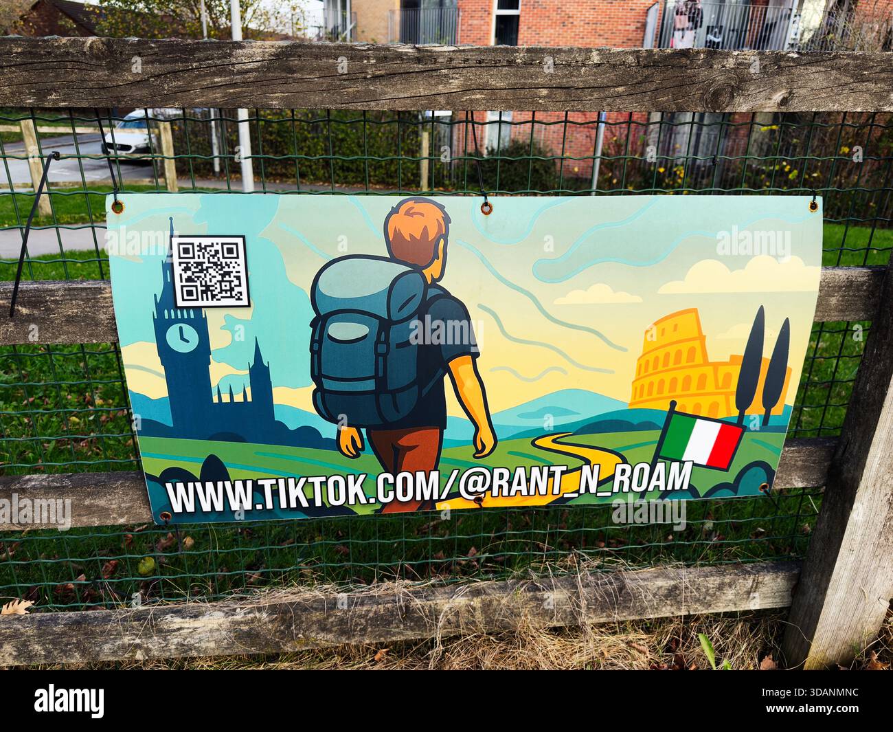 Manchester, Großbritannien – 16. November 2025: Banner im Cartoon-Stil, das einen Reisenden mit Rucksack, Big Ben Silhouette und italienischer Flagge zeigt. Stockfoto